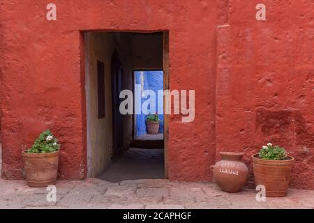 Monastero di Santa Catalina, monumento religioso coloniale con più di quattro secoli di età, ad Arequipa, Perù Foto Stock