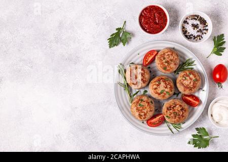 Cotolette fresche in chken con pomodori e rosmarino, vista dall'alto Foto Stock