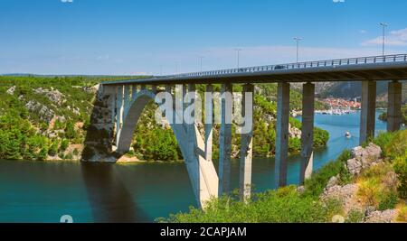 Ponte di Sibenik attraverso il canyon del fiume Krka. Vista panoramica verso la città di Sculin, Dalmazia Settentrionale, Croazia. Scogliere di costa. Foto Stock