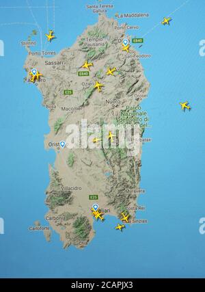 Traffico aereo sull'isola di Sardegna (08 agosto 2020, UTC 09.08), su Internet con il sito Flightradar 24, durante il Coronavirus Pandemic Foto Stock