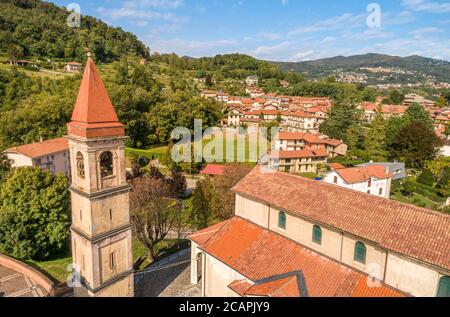 Veduta aerea di Dagnente con la chiesa di San Giovanni Battista, sopra la città di Arona, Piemonte, Italia Foto Stock