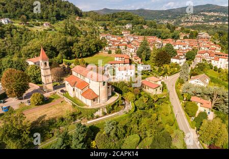 Veduta aerea di Dagnente con la chiesa di San Giovanni Battista, sopra la città di Arona, Piemonte, Italia Foto Stock