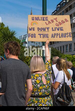 Bournemouth, Dorset UK. 8 agosto 2020. I lavoratori del Dorset NHS dicono "No" alla disuguaglianza del settore pubblico dopo che il governo ha annunciato di dare aumenti salariali ad altri settori pubblici. Molti lavoratori della NHS si sentono sottovalutati e demoralizzati, sovraccarichi e esausti, mettendo a rischio la propria salute e sicurezza durante la pandemia del Covid-19. La retribuzione bassa è considerata un fattore che contribuisce a 44,000 posti vacanti infermieristici e oltre 100,000 posti non riempiti all'interno del NHS in Inghilterra. Oggi in tutto il paese si svolgono numerose manifestazioni e proteste pacifiche. Credit: Carolyn Jenkins/Alamy Live News Foto Stock