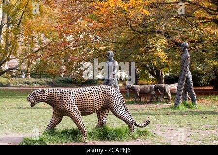 Karlovy Vary Repubblica Ceca ottobre 2019 29. Leopardi nel Parco Dvorak. Il gruppo scultore ceco Michel Gabriel, intitolato Players and Packages. Foto Stock