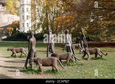 Karlovy Vary Repubblica Ceca ottobre 2019 29. Leopardi nel Parco Dvorak. Il gruppo scultore ceco Michel Gabriel, intitolato Players and Packages. Foto Stock