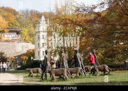 Karlovy Vary Repubblica Ceca ottobre 2019 29. Leopardi nel Parco Dvorak. Il gruppo scultore ceco Michel Gabriel, intitolato Players and Packages. Foto Stock