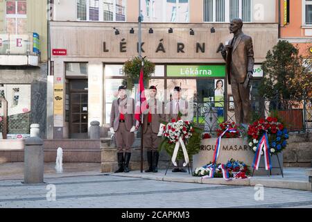 Karlovy Vary Repubblica Ceca ottobre 28. 2019 il giorno dello Stato Cecoslovacco indipendente è celebrato con la guardia d'onore al Monumento Masaryk. Foto Stock