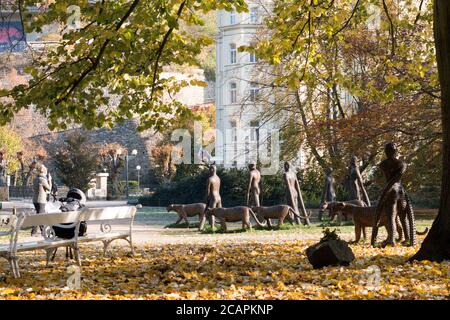 Karlovy Vary Repubblica Ceca ottobre 2019 29. Leopardi nel Parco Dvorak. Il gruppo scultore ceco Michel Gabriel, intitolato Players and Packages. Foto Stock