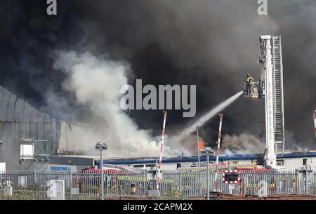 Newhaven, Regno Unito. 8 agosto 2020. I servizi di emergenza si occupano di un grande incendio al porto di Newhaven Thismorning. Credit: James Boardman/Alamy Live News Foto Stock