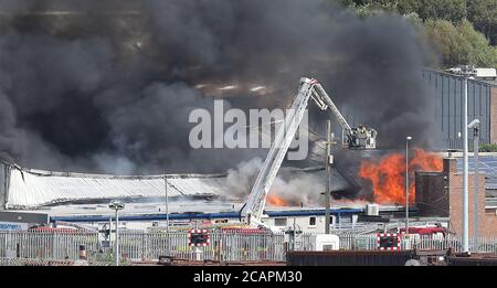 Newhaven, Regno Unito. 8 agosto 2020. I servizi di emergenza si occupano di un grande incendio al porto di Newhaven Thismorning. Credit: James Boardman/Alamy Live News Foto Stock