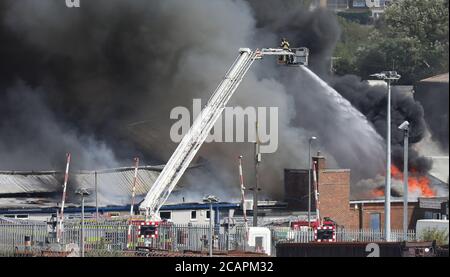 Newhaven, Regno Unito. 8 agosto 2020. I servizi di emergenza si occupano di un grande incendio al porto di Newhaven Thismorning. Credit: James Boardman/Alamy Live News Foto Stock