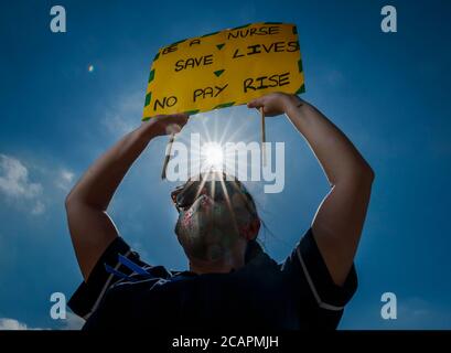 Un lavoratore della NHS si presenta a Millennium Square, Leeds, come parte di una protesta nazionale contro la retribuzione. Foto Stock