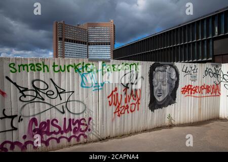graffiti e dipinti su una recinzione di un edificio sul muro di Eifelwall, sullo sfondo la corte locale e regionale, Colonia, Germania. Greffitis und Gemaelde auf Foto Stock