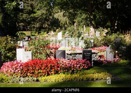Tombe di urna sul cimitero di Melaten, Colonia, Germania. Urnincreeber auf dem Melatenfriedhof, Koeln, Deutschland. Foto Stock