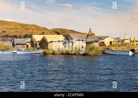 Uros isole galleggianti nel lago di Titikaka al confine tra Perù e Bolivia, in Perù Foto Stock