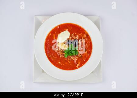 zuppa rossa di cavolo e barbabietole al limone e limone con crema acida Foto Stock