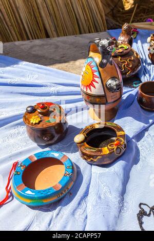 Souvenir fatti a mano dalle isole uros sul lago Titicaca, Perù Foto Stock