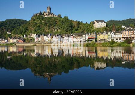 Il villaggio di Cochem e il Reichsburg visto dal sito opposto del fiume Mosella, Germania Foto Stock