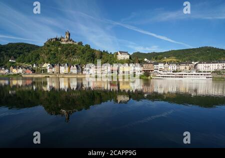 Il villaggio di Cochem e il Reichsburg visto dal sito opposto del fiume Mosella, Germania Foto Stock
