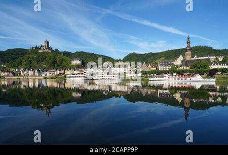 Il villaggio di Cochem visto dal lato opposto del fiume Mosella, Germania Foto Stock