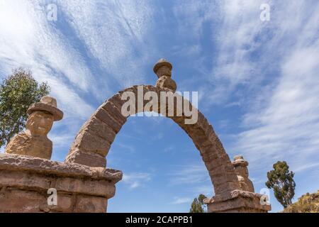 Arco di pietra sull'isola di Taquile nel lago Titicaca, Perù Foto Stock