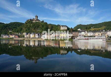 Il villaggio di Cochem e castello Reichsburg visto dal lato opposto del fiume Mosella, Germania Foto Stock