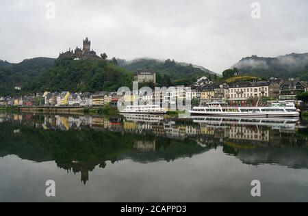 Il villaggio di Cochem in tempo nuvoloso visto dal Skagerakbrücke, Germania Foto Stock