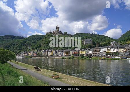 Il villaggio di Cochem visto dal Skagerakbrücke, Germania Foto Stock
