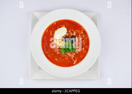 zuppa rossa di cavolo e barbabietole al limone e limone con crema acida Foto Stock