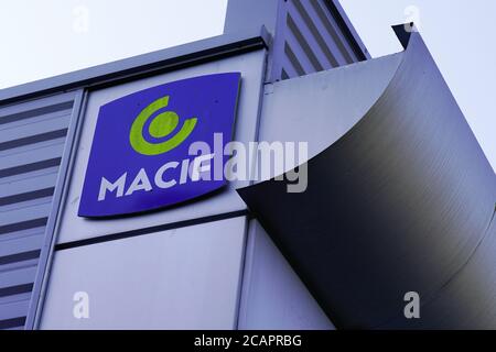 Bordeaux , Aquitaine / Francia - 08 04 2020 : testo e logo del segno di Macif in ufficio di mutua assicurazione francese e agenzia bancaria Foto Stock