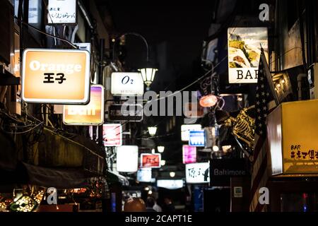 Shinjuku Golden Gai Laneway a Tokyo Giappone Foto Stock