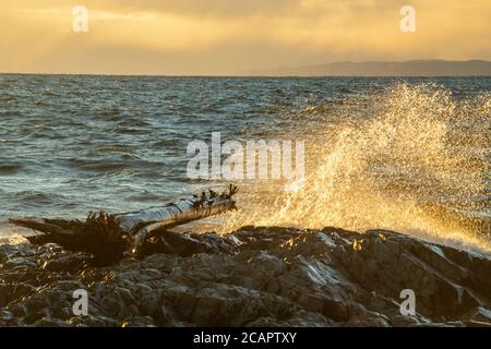 Onde soffiate di vento sul Lago superiore vicino alla foce del fiume Michipicoten, Wawa, Ontario, Canada Foto Stock