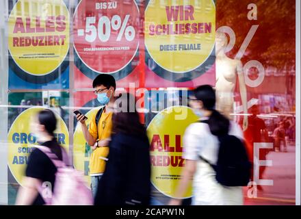 Essen, Ruhr Area, Renania Settentrionale-Vestfalia, Germania - il commercio al dettaglio chiude i negozi nella crisi di Corona, la vendita di liquidazione presso il negozio Galeria Karstadt Kaufhof K Foto Stock