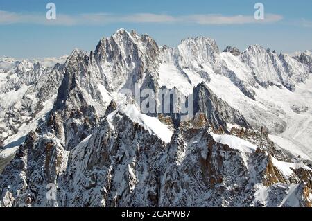 Polvere fresca sull'Aiguille Verte e Aiguille Du Plan a Chamonix. Foto Stock