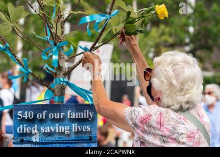 Basildon, Essex, Regno Unito. 8 agosto 2020. A Basildon si è svolta una marcia dimostrativa per protestare contro l'esclusione del personale del servizio sanitario nazionale dall'aumento delle retribuzioni del settore pubblico. I manifestanti si sono riuniti all'ospedale Basildon, prima di marciare nel centro di Basildon, dove molti hanno messo i fiori e il nastro tributi per i molti operatori sanitari perso a causa della pandemia di Coronavirus COVID-19 Foto Stock