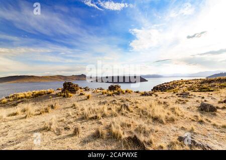 Torri di sepoltura (Chullpas) presso il sito archeologico di Sillustani sulle rive del lago Umayo vicino Puno, in Perù Foto Stock