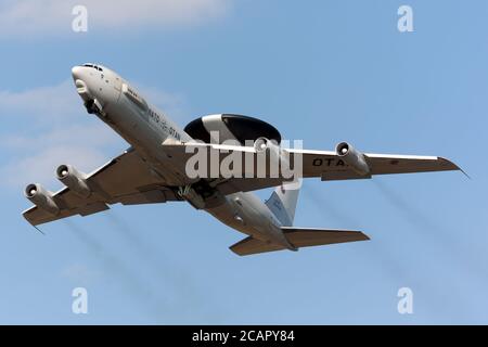 Germania. 29 luglio 2020. Una NATO Airborne Early Warning Force Boeing e-3A Sentry decollo da Geilenkirchen NATO Air Force base. Credit: Fabrizio Gandolfo/SOPA Images/ZUMA Wire/Alamy Live News Foto Stock