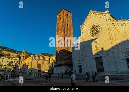 Una calda serata estiva in piazza duomo a Pietrasanta In Italia Foto Stock