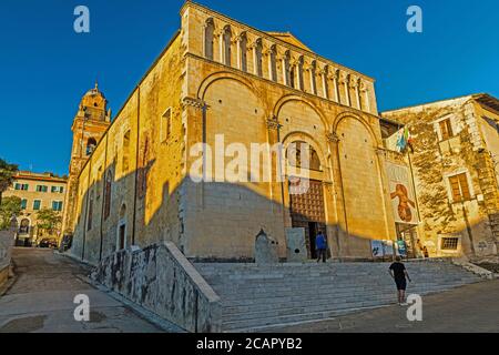 Una calda serata estiva in piazza duomo a Pietrasanta In Italia Foto Stock