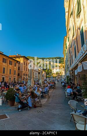 Una calda serata estiva in piazza duomo a Pietrasanta In Italia Foto Stock