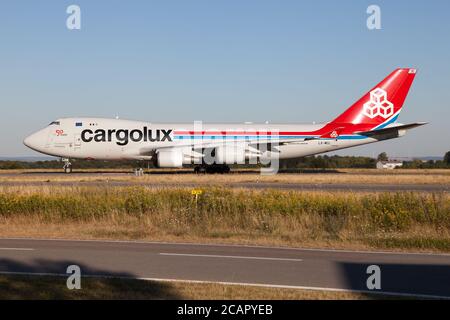 Un Boeing 747-400F della Cargolux Airlines International è appena atterrato all'aeroporto Findel di Lussemburgo. Foto Stock