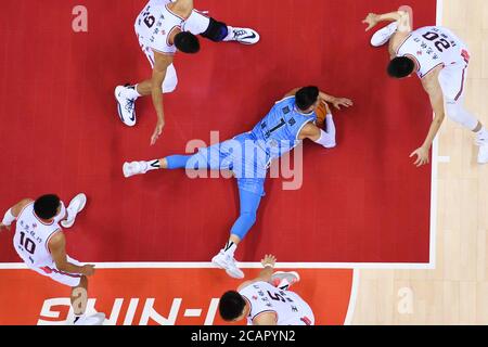 (200808) -- QINGDAO, 8 agosto 2020 (Xinhua) -- Jeremy Lin (C) dei Ducks di Pechino cade durante la semifinale tra le Tigri meridionali del Guangdong e i Ducks di Pechino alla lega 2019-2020 della Chinese Basketball Association (CBA) a Qingdao, nella provincia di Shandong, 8 agosto 2020. (Xinhua/li Ziheng) Foto Stock