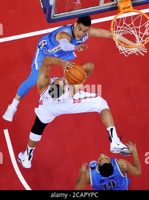 (200808) -- QINGDAO, 8 agosto 2020 (Xinhua) -- Jeremy Lin (TOP) dei Ducks di Pechino difende Yi Jianlian delle Tigri meridionali del Guangdong durante l'incontro semifinale tra le Tigri meridionali del Guangdong e i Ducks di Pechino alla lega 2019-2020 della Chinese Basketball Association (CBA) a Qingdao, nella provincia di Shandong, 8 agosto 2020. (Xinhua/li Ziheng) Foto Stock