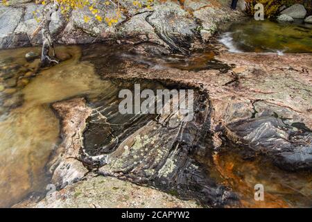 Affioramenti in granito lungo il lago Superior a Katherine Cove, Lake Superior Provincial Park, Ontario, Canada Foto Stock