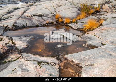 Affioramenti in granito lungo il lago Superior a Katherine Cove, Lake Superior Provincial Park, Ontario, Canada Foto Stock