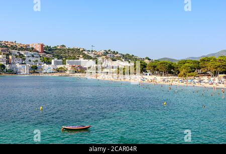 Santa Ponsa, Maiorca, Spagna. Vista sul mare, spiaggia, barca, cielo blu Foto Stock