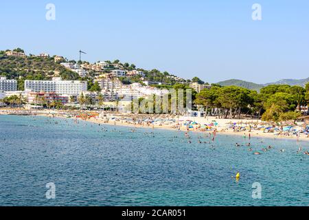 Santa Ponsa, Maiorca, Spagna. Vista sul mare, spiaggia, barca, cielo blu Foto Stock