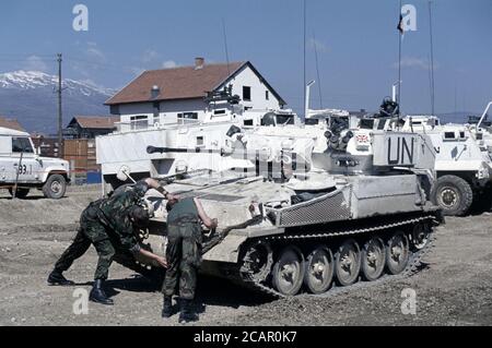 30 marzo 1994 durante la guerra in Bosnia: I soldati britannici del reggimento dei Dragoni leggeri puliscono il loro FV107 Scimitar all'interno della base britannica a Bila, vicino a Vitez. Foto Stock