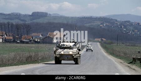 30 marzo 1994 durante la guerra in Bosnia: L'esercito britannico FV107 scimitars del reggimento dei Dragoni leggeri sulla pattuglia appena ad est della base britannica a Bila, vicino Vitez. Foto Stock