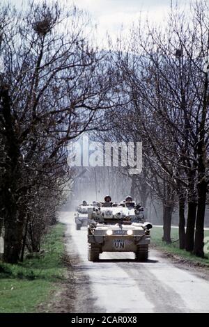 30 marzo 1994 durante la guerra in Bosnia: L'esercito britannico FV107 scimitars del reggimento dei Dragoni leggeri sulla pattuglia appena ad est della base britannica a Bila, vicino Vitez. Foto Stock